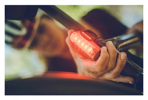 Éclairage Arrière Lezyne Strip Drive Rear Noir – Image 4